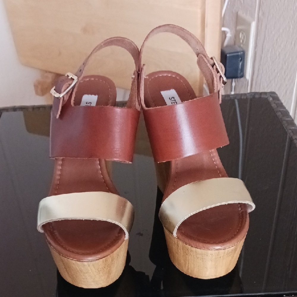 STEVE MADDEN- Brown and Gold Platform Sandals Sz 71/2